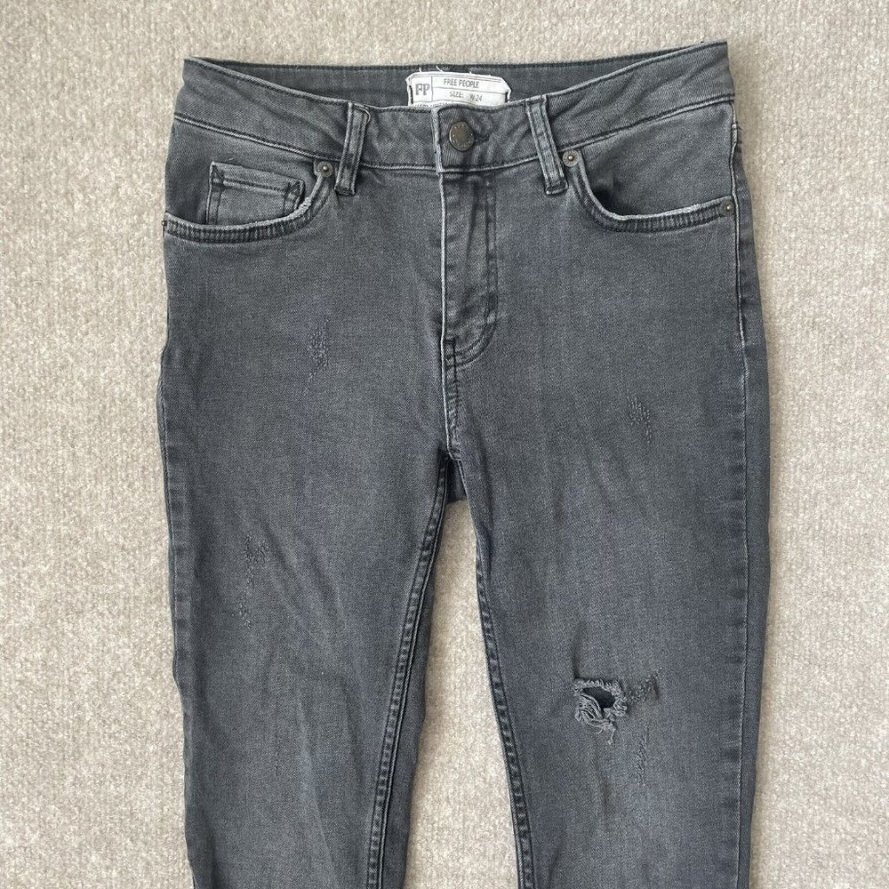 Free People Jeans Womens 24 Gray/Light Wash Black Distressed Stretch Fringe Hem - Picture 2 of 12